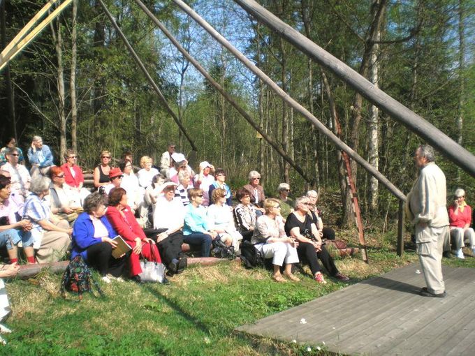 Kampin Palvelukeskuksen ryhmävieraita ateljeen amfiteatterissa. Taiteilija kertoo paikan historiasta. Seuraavalla vierailulla Kampin 