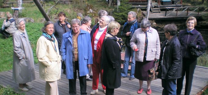 Suomenlinnan Sotilaskotiyhdistyksen vieraillessa ateljeessa ihailtiin myös Lummelammen maisemia kevätauringon lämmössä.