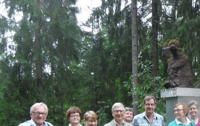 Loimaan Kansalliset Seniorit yhteiskuvassa Villa Vesperin Betonikarhu pihaveistoksen edustalla. Tuttujakin oli mukana: Äärimmäisenä oikealla Rauha ja äärimmäisenä vasemmalla Eino Vepsä.