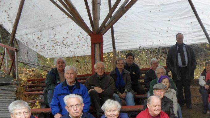 Helsingin Ponnistuksen Varttuneet vierailivat Villa Vesperissä Aleksis Kiven päivänä. Taiteilija kertoili kuulijoille ateljeen historiavaiheista, joka herätti myös vilkasta keskustelua.