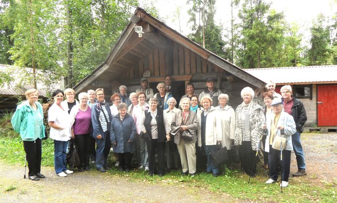 Turun Sydänyhdistyksen Kulttuuriretkeläiset yhteiskuvassa ateljeen kelopuisen puuvajan edustalla. Ryhmän vetäjä Tuula Virjonen viides vasemmalta. Hänen palautteensa retkestä oli myönteinen: 