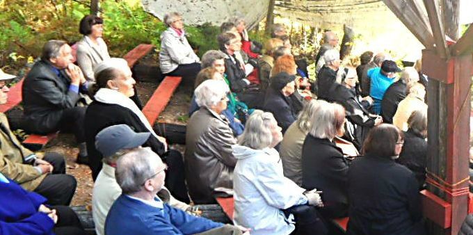Munkkiniemen Kansalliset Seniorit vierailivat jo toisen kerran Villa Vesperissä pj. Aulis Eskolan johdolla. Kuvassa Seniorit kuuntelevat Lummelammen sillalta kuuluvaa Afrocosmos rumpuorkesterin soitantaa Osmo Liikasen johdolla.