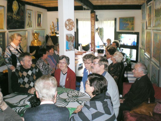 Lopen Kansalliset Seniorit syntymäpäivä kokouksessa Villa Vesperissä. Pj. Terttu Pietilä takana vasemmalla kertoo ohjelmasta.