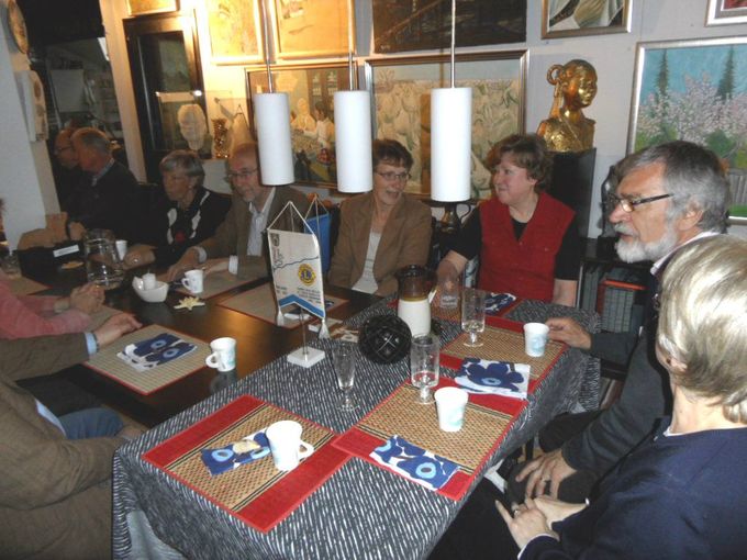 LC-Helsinki/Huopalahti toukokuun klubikokouksessa Villa Vesperissä. Pöydällä Vesperin suunnittelema Suomen Lionsliiton pj. Harri Ala-Kuljun pöytästandaari. Kokousta johtaa Pres. Reijo Lamberg oikealla.