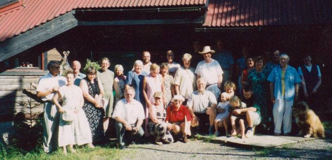 Vepsä Sukuseuran retkeläiset yhteiskuvassa ateljeen edustalla. Oikealla ateljeen silloinen pihavahti, suomenlapinkoira Vincent.