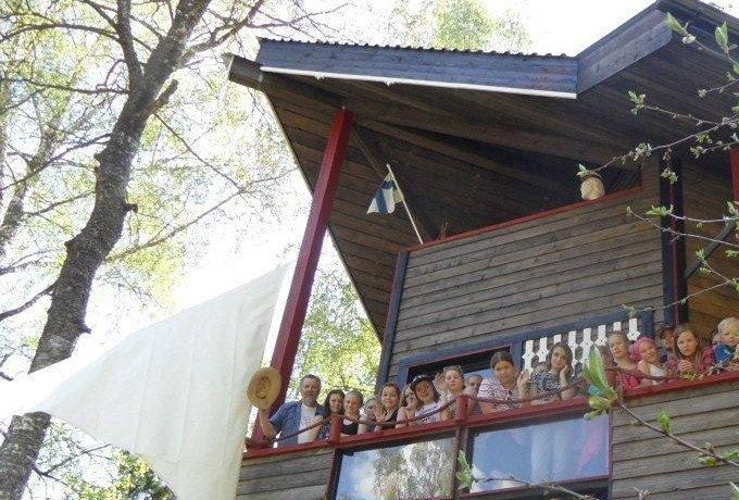Koululaisia ateljeen maisematerassilla. Taidelaivan spinaakkeripurje vasemmalla, vieressä tait. Mikael. Ylhäällä 3 krs. kapteenin komentosillalla taidelaivan kippari, Vesperin näköisveistos kirjailija Juhani Peltosesta, joka haaveili nuoruudessaan merikarhun urasta.