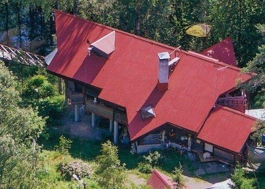  Ateljee Villa Vesperin vahtikoira Vinci työssään 3 kerroksisen taidegallerian oven edessä. Vasemmalla Lummelammen yli johtava      silta. Lammen  rannalla ateljeen amfiteatteri ja aito lapin Taidekota, jossa maalauksia Ruotsin korkeimmilta tuntureilta Kebnekaiselta.